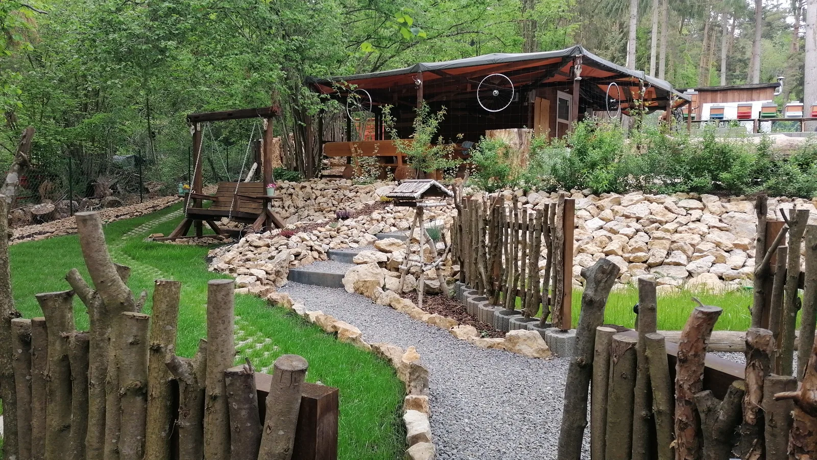 Gartengestaltung mit Naturstein und Holz – Projektbild 2