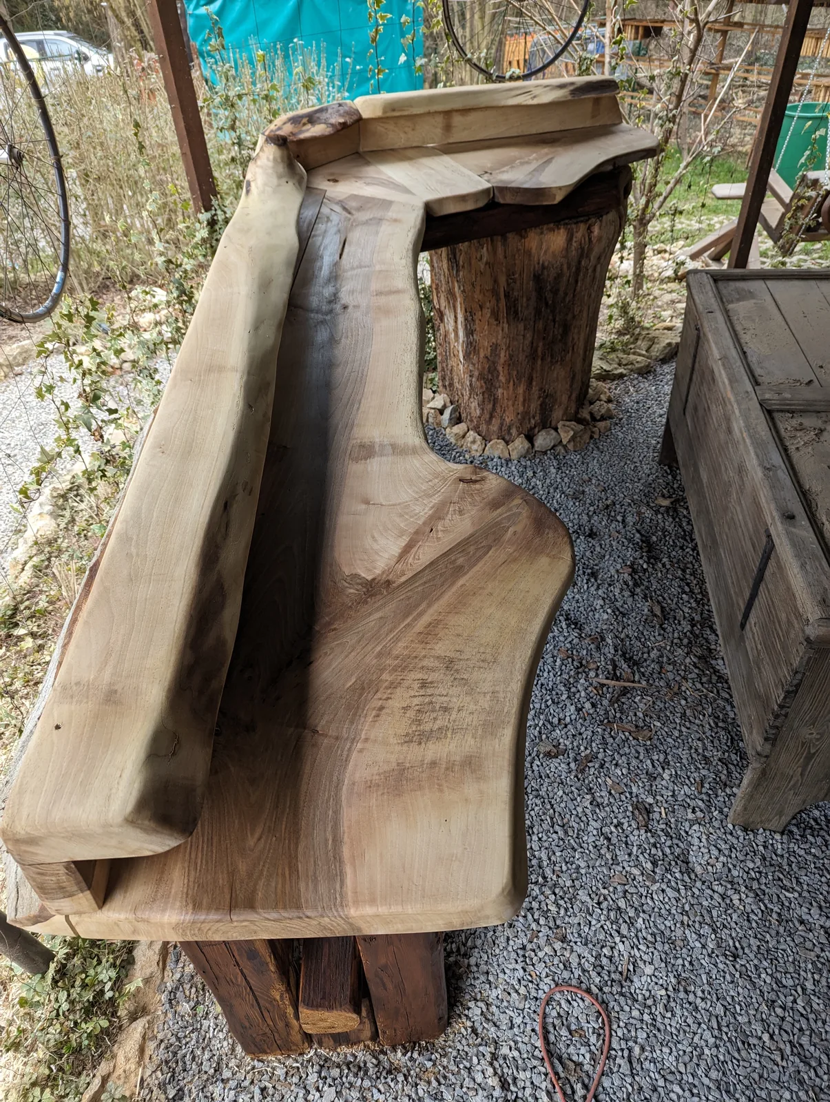 Handgefertigte Gartenbar aus Massivholz