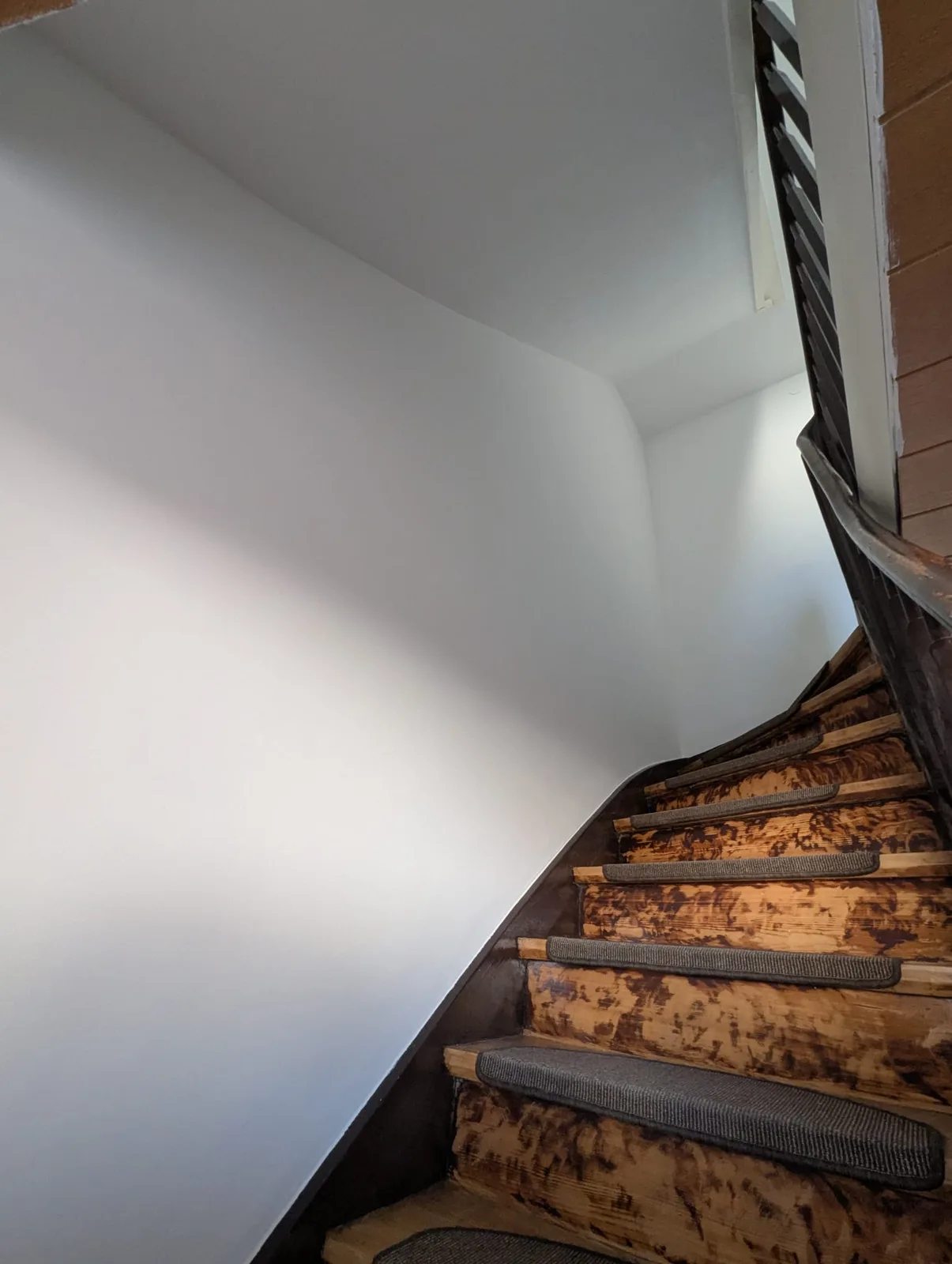 Treppenaufgang – Wand- und Deckenanstrich