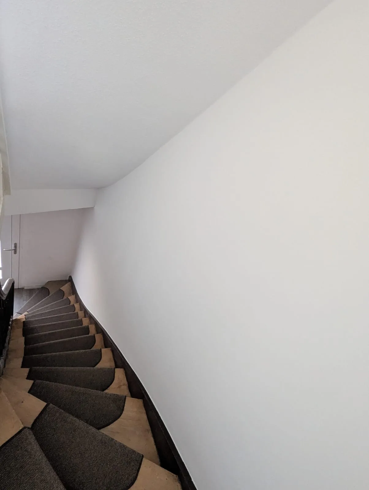 Treppenaufgang – Wand- und Deckenanstrich – Projektbild 2