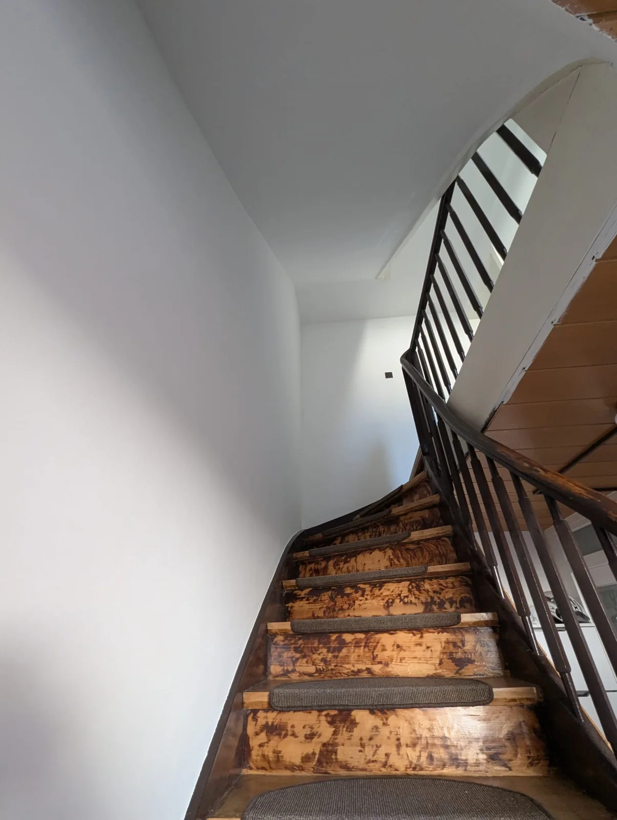 Treppenaufgang – Wand- und Deckenanstrich – Projektbild 3